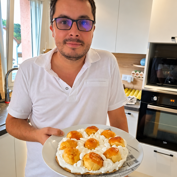 Élève fier de sa pâtisserie réalisée pendant un cours de cuisine à domicile avec Saveur Kiwi