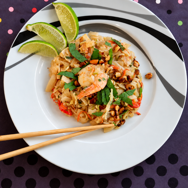 Plat de pad thai aux crevettes préparé lors d'un cours de cuisine asiatique à domicile