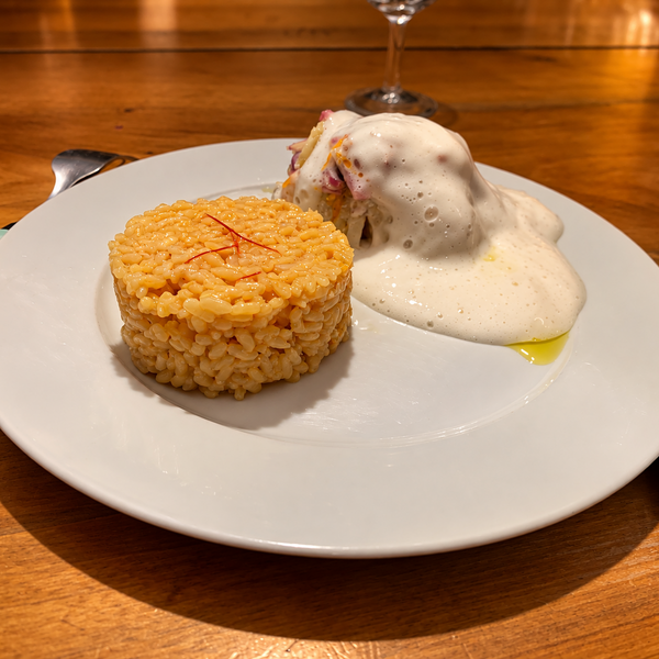 Risotto au safran, poisson basse température et sa sauce mousseuse, réalisé lors d'un cours de cuisine à domicile à Besançon