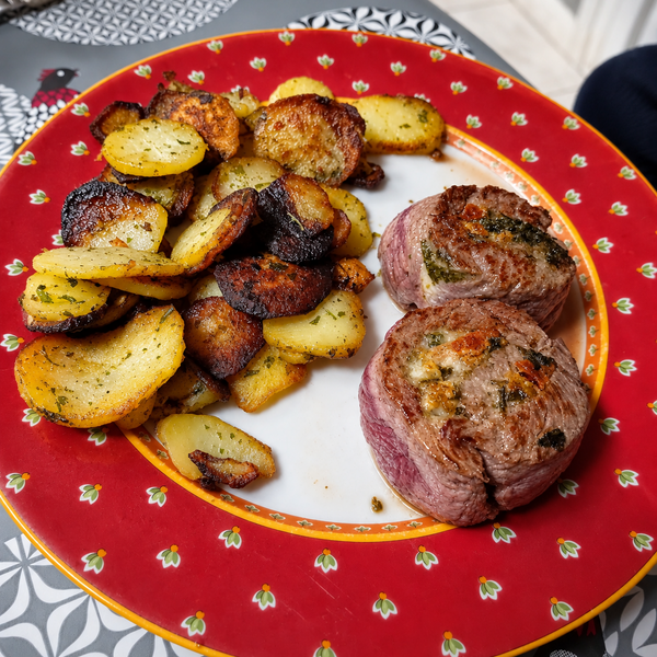 un roulé de bavette de bœuf et ses pomme de terres rissolées réalisé par à un élève lors d'un cours de cuisine offert pour son anniversaire.