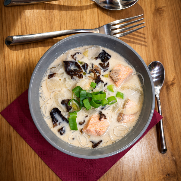Soupe coco au saumon et champignons noirs préparée en cours de cuisine à domicile à Dole
